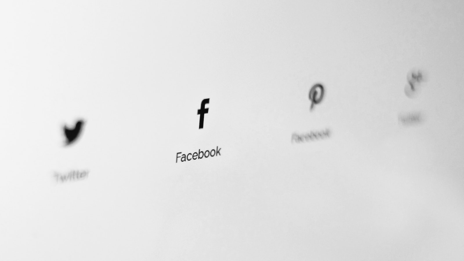 购买Facebook广告账号：如何选择合适的提供商和账号？